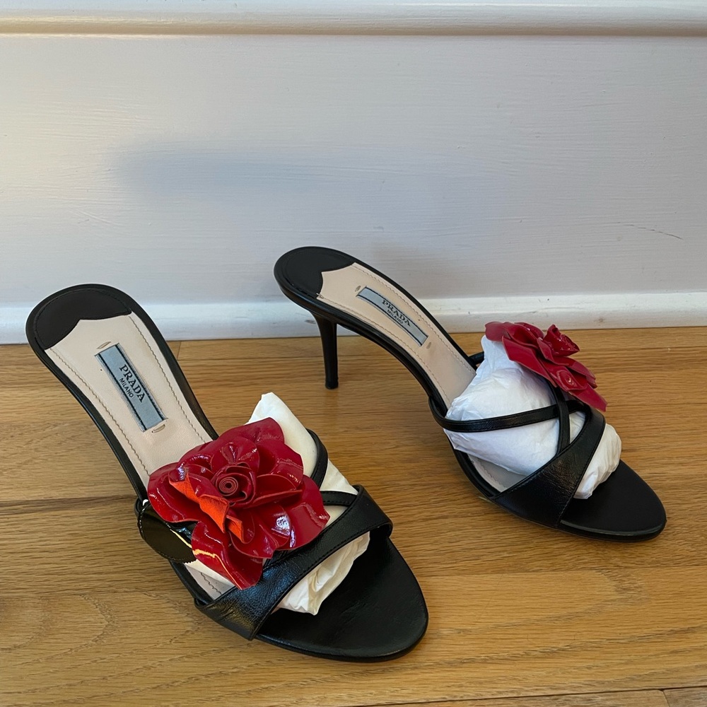 Prada Calzature Donna Capretto Vernic Flower Heels in Size 38